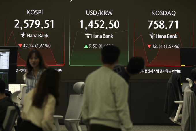 코스피가 전 거래일(2621.75)보다 36.14포인트(1.38%) 내린 2585.61에 개장한 28일 오전 서울 중구 하나은행 딜링룸에서 딜러들이 업무를 보고 있다. /사진=뉴시스 