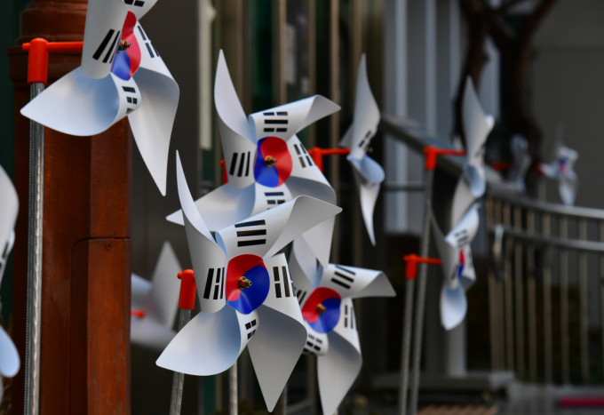 삼일절 연휴 내내 비가 내릴 예정이다. 사진은 삼일절을 앞둔 지난 26일 경북 경주시 청사 화단에  태극기 바람개비가 설치된 모습. /사진=뉴시스