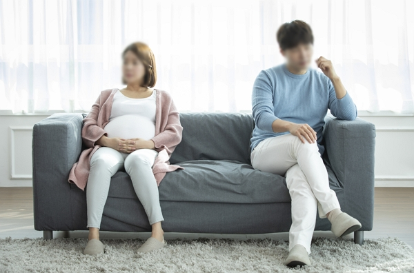 출산한 지 얼마 지나지 않은 아내에게 돈을 벌어오라고 재촉한 남편의 사연이 전해졌다. 사진은 기사의 이해를 돕기 위한 부부 모습. /사진=이미지투데이