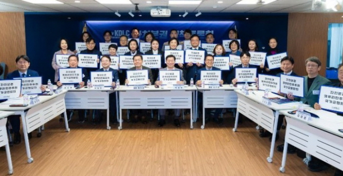 김병내 광주시 남구청장(왼쪽 세번째)이 27일 서울 여의도 민주당사에서 열린 ‘KDLC 자치분권 정책토론회’ 후 기념촬영을 하고 있다./사진=전국자치분권민주지도자회의
