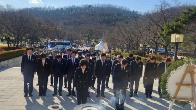 고광완 광주시 행정부시장이 28일 대구 두류공원 2·28민주운동 기념탑을 찾아 헌화·참배하고 있다./사진=광주시