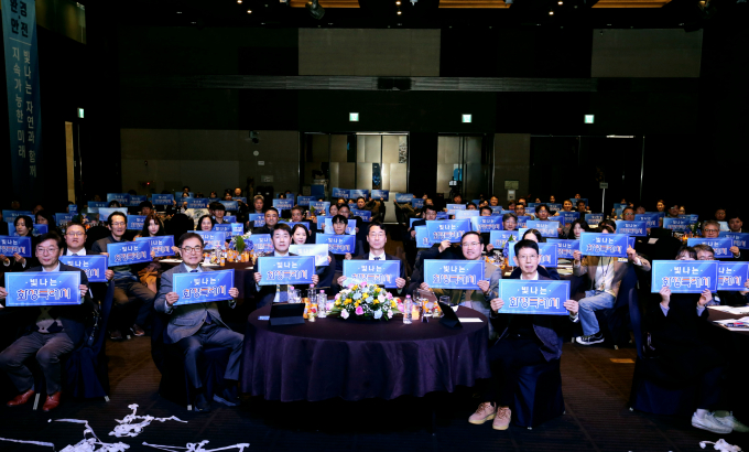 28일 화성시 7개 분야의 민간 전문가와 시의원을 포함한 자문위원회 42명, 市 실무팀장 60여 명으로 구성된 '2040 화성특례시 장기발전계획 추진단' 발대식에서 손펫말을 들고 발대를 알리고 있다. /사진제공=화성특례시 