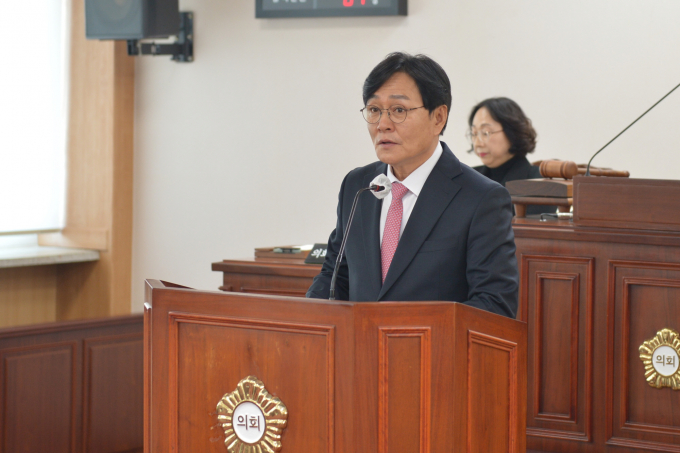 강화군의회 발언하는 박용철 군수. /사진제공=강화군