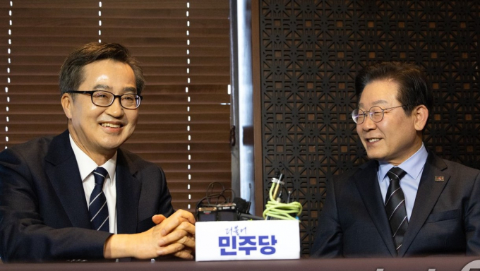 이재명 더불어민주당 대표(오른쪽)와 김동연 경기도지사가 28일 오후 서울 여의도의 한 식당에서 만나 담소를 나누고 있다. /사진=공동취재·뉴스1