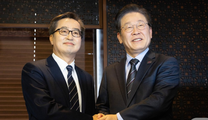 이재명 더불어민주당 대표(오른쪽)와 김동연 경기도지사가 28일 오후 서울 여의도의 한 중식당에서 만나 인사를 나누고 있다. /사진=공동취재·뉴스1