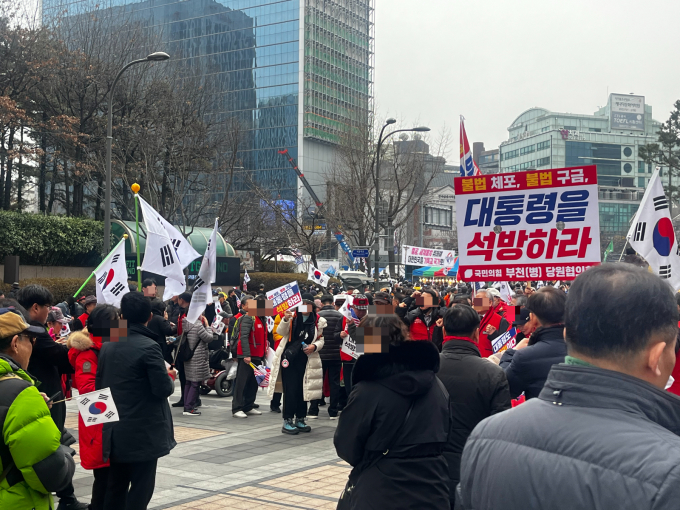 광화문 일대 청계천 광장까지 이어진 윤석열 대통령 탄핵 반대 집회가 1일 오후 2시부터 진행됐다. /사진=안효건 기자