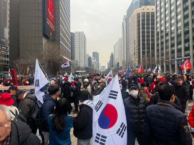 집회 곳곳에서 태극기를 든 청년들이 엿보인다. /사진=안효건 기자