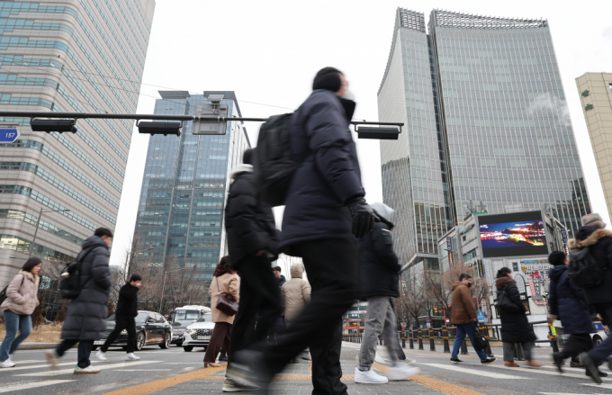 직장인 10명 6명은 직장 내 승진에 남녀차별이 있다고 느끼는 것으로 나타났다. 사진은 서울 종로구 광화문네거리를 지나는 직장인들 모습. /사진=뉴스1