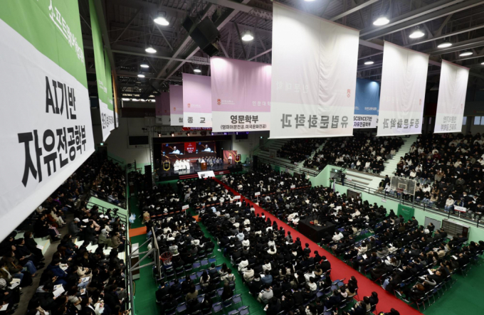 올해 정시 추가모집 마감 직전까지 정원을 못 채운 대학이 전국 49곳에 달한 것으로 집계됐다. 사진은 지난달 20일 오후 서울 마포구 서강대학교에서 2025학년도 입학축복예식이 열리는 모습. /사진=뉴시스
