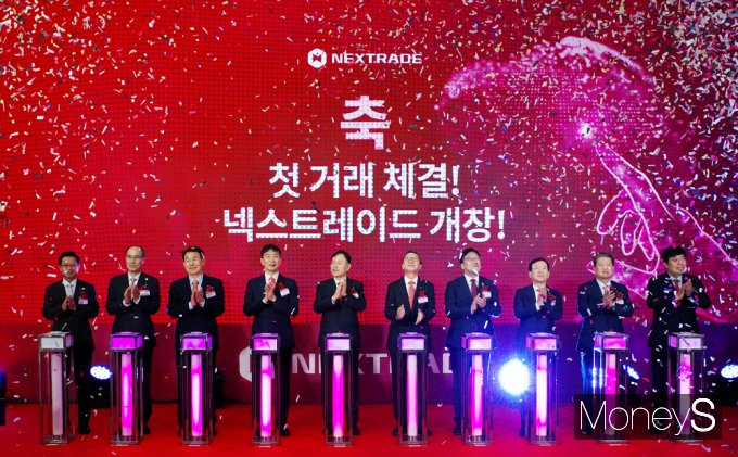  4일 오전 서울 영등포구 여의도 금융투자센터빌딩에서 열린 국내 최초 대체거래소(ATS) '넥스트레이드(NXT)' 개장식에서 주요 참석자들이 기념촬영을 하고 있다./사진=임한별 기자 