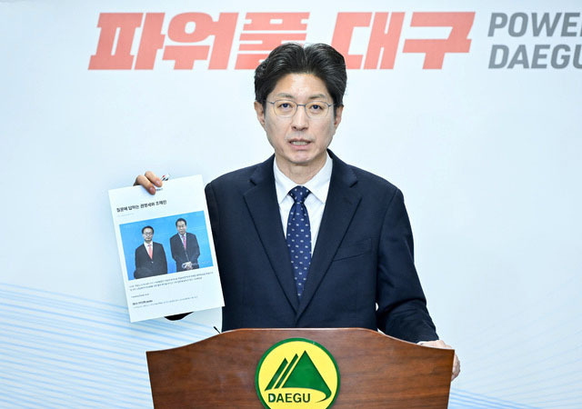 정장수 대구시 경제부시장이 동대구역에서 홍 시장과 조해진 전 의원의 만남이 성사될 수 없음을 설명하고 있다./사진제공=대구광역시