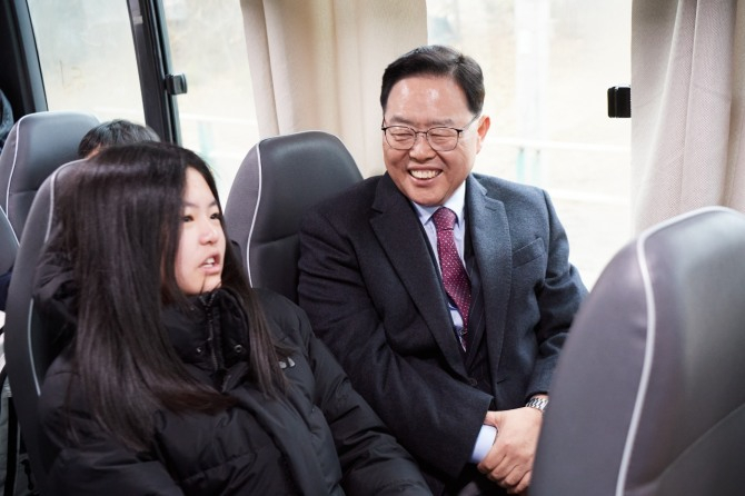 강수현 양주시장(오른쪽)이 장흥면~조양중학교 구간을 운행하는 통학버스에 탑승해 시민과 대화를 나누고 있다. /사진제공=양주시
