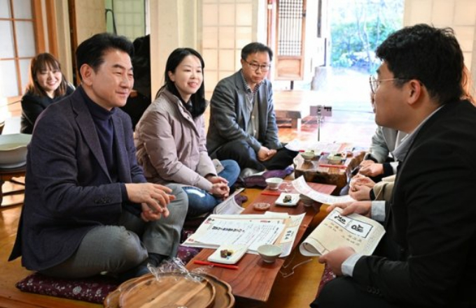 김동근 의정부시장(왼쪽)이 '카페무지개 시즌3 플러스’에 참석한 공무원들과 대화를 나누고 있다. /사진제공=의정부시 