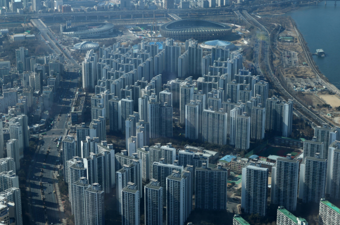 서울 송파구 잠실동 일대 '잠실우성 1·2·3차 재건축' 시공사 공모가 GS건설 단독 참여로 유찰됐다. 사진은 서울 송파구 롯데월드타워 전망대 서울스카이에서 바라본 잠실동 아파트 모습. /사진=뉴시스