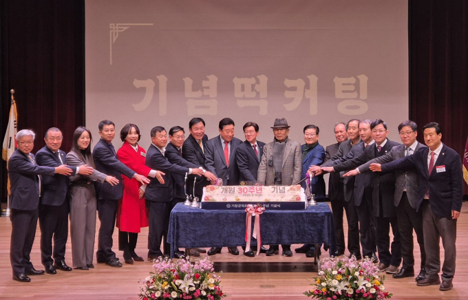 정종복 기장군수, 박홍복 기장군의회 의장, 김동주 전 국회의원, 최현돌 전 기장군수 등이 기념 떡 케이크 커팅을 하고 있다./사진=기장군의회
