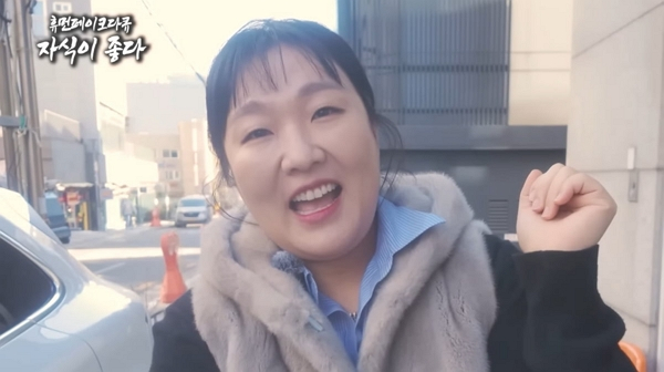개그우먼 이수지의 '대치맘' 패러디를 본 실제 대치동 엄마들의 반응이 화제다. 사진은 개그우먼 이수지의 '대치맘' 패러디 영상. /사진=유튜브 채널 '핫이슈지' 캡처