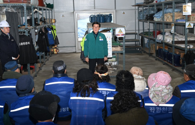 정종복 기장군수가 좌광천정원팀 사업장을 방문해 기간제 근로자를 대상으로 안전보건 교육을 진행하고 있다./사진=기장군