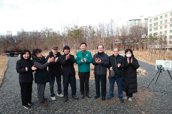 4일 수지구 죽전동 미세먼지 차단숲 조성 현장을 방문한 이상일 용인특례시장(오른쪽으로부터 4번째)이 주민들과 함께 미세먼지 차단숲 조성을 축하하며 기념사진을 찍고 있다. /사진제공=용인특레시