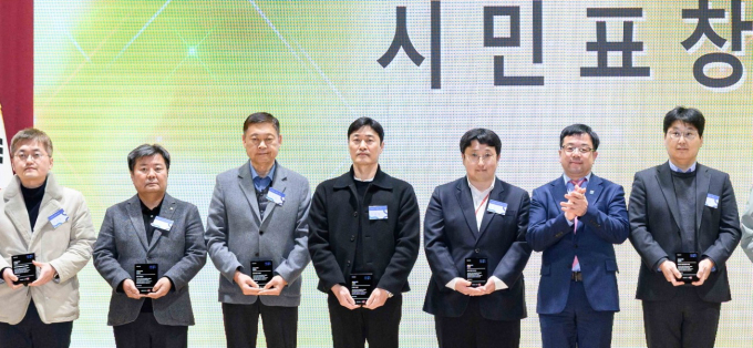 '2025년 수원시 성실납세자'로 선정된 법인 관계자들과 김현수 제1부시장(오른쪽에서 두 번째) 