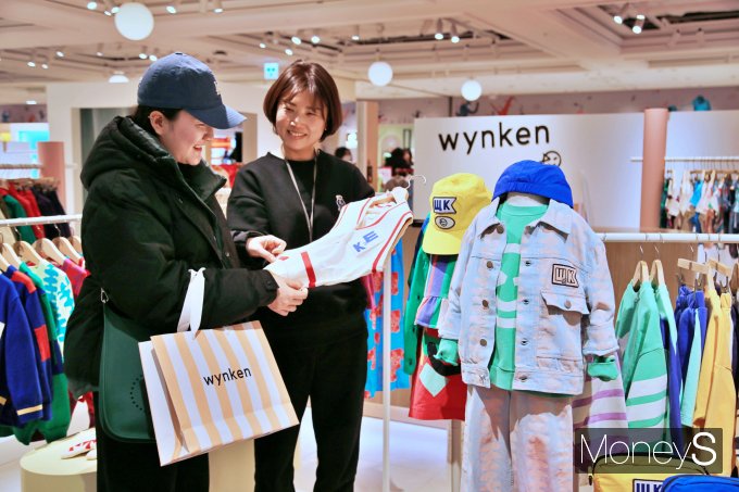    광주신세계 본관 6층에 새롭게 문을 연 '윙켄' 매장에서 직원이 고객과 함께 옷을 살펴보고 있다. 윙켄은 오픈 기념으로 30만원 이상 구매 시 선글라스를 선착순 증정한다/사진=광주신세계 제공.