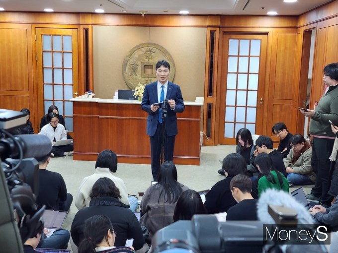 이복현 금융감독원장이 브리핑을 하고 있다. /사진=안효건 기자