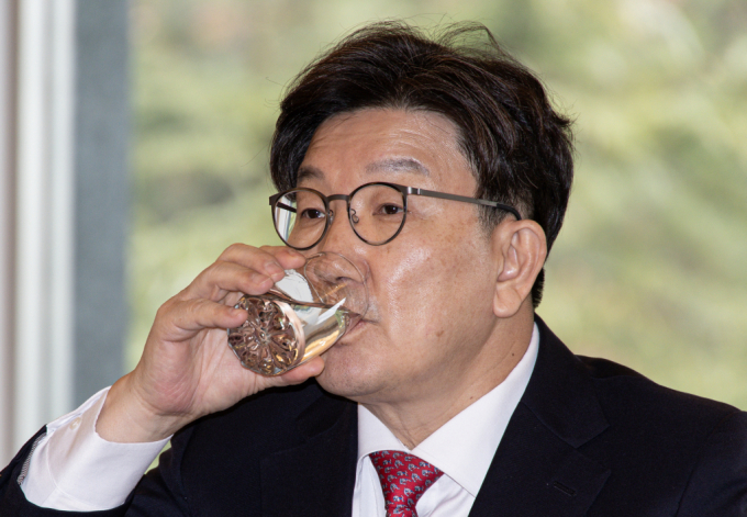 사진은 권성동 국민의힘 원내대표가 5일 오전 경북 포항시 남구 청송대에서 열린 철강 산업 위기 극복을 위한 현장 간담회에서 발언을 마친 후 물을 마시고 있다. 2025.3.5/뉴스1  Copyright © 뉴스1. All rights reserved. 무단 전재 및 재배포,  AI학습 이용 금지. /사진=뉴스1