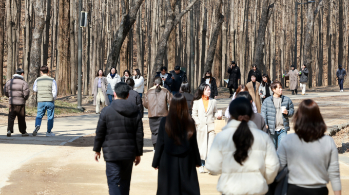 오는 6일 전국이 대체로 많고 일부 지역에 눈 혹은 비 소식이 예보됐다. 사진은 지난달 27일 서울 성동구 서울숲의 모습. /사진=뉴스1