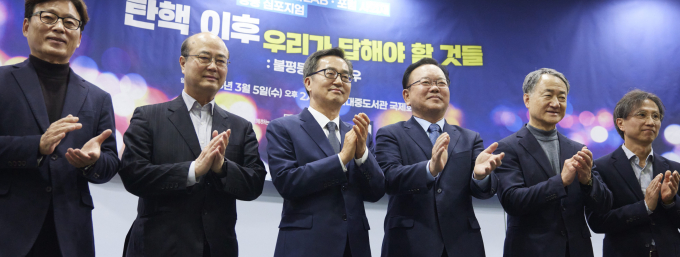5일 서울 마포 김대중 도서관에서 열린 '일곱번째 나라 Lab' '포럼 사의재' 주최 공동심포지엄에 참석한  김동연 경기도지사(왼쪽에서 세 번째), 김부겸 전 국무총리(네 번째) 등. 사진제공=경기도