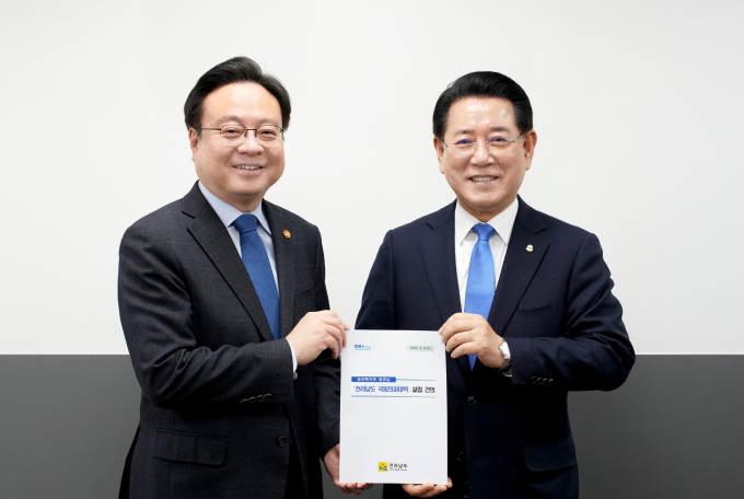 김영록 전라남도지사가 5일 정부서울청사에서 조규홍 보건복지부 장관을 만나 전라남도 국립의과대학 설립 등 도 현안 해결을 위한 건의를 하고 있다./전남도