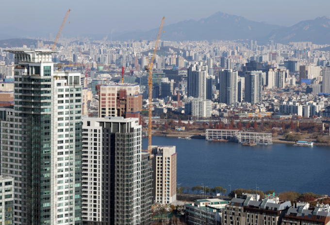 저축은행을 중심으로 부동산 프로젝트파이낸싱(PF) 대출 연체가 급증하며 금융당국이 부실 정리에 나선 가운데 건설업계에 경기 침체로인한 우려가 나오고 있다. 사진은 서울시내 아파트 단지. /사진=뉴시스