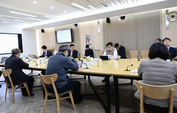 오후석 행정2부지사(가운데 줄 오른쪽으로부터 2번째)가 5일 북부청사에서 경기북부 대개발 총괄 점검회의를 주재하고 있다. /사진제공=경기북부청