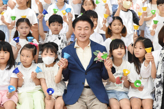 김동근 의정부시장이 최근 의정부시 경의로 경의초등학교에서 열린 ‘그린스마트미래학교 준공식’에서 학생들과 기념촬영을 하고 있다. /사진제공=의정부시 