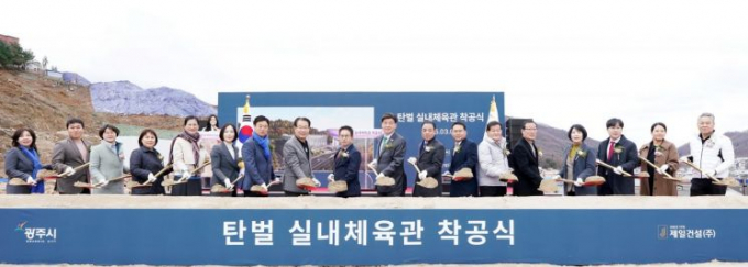 방세환 광주시장(오른쪽으로부터 9번째) 등 관계자들이 5일 탄벌동 산10번지 일원에서 열린 탄벌 실내체육관 착공식에서 첫 삽을 뜨고 있다. /사진제공=경기 광주시