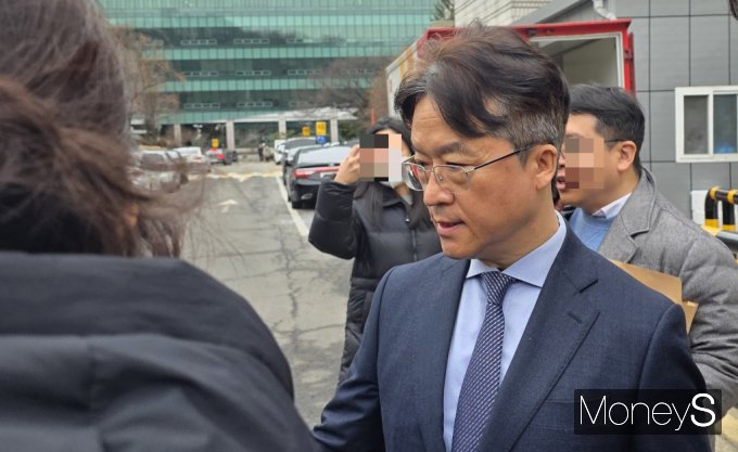 업무상 횡령 및 배임 혐의를 받는 박현종 전 bhc 회장이 5일 서울 서초구 서초동 서울중앙지방법원에서 열린 영장실질심사(구속 전 피의자 심문)에 출석해 심문을 마치고 법정을 나서고 있다.  박 전 회장은 bhc그룹 회장으로 재직하던 당시 약 20억원을 개인적으로 사용하거나 법인카드를 유용한 혐의를 받는다. /사진=임한별 기자