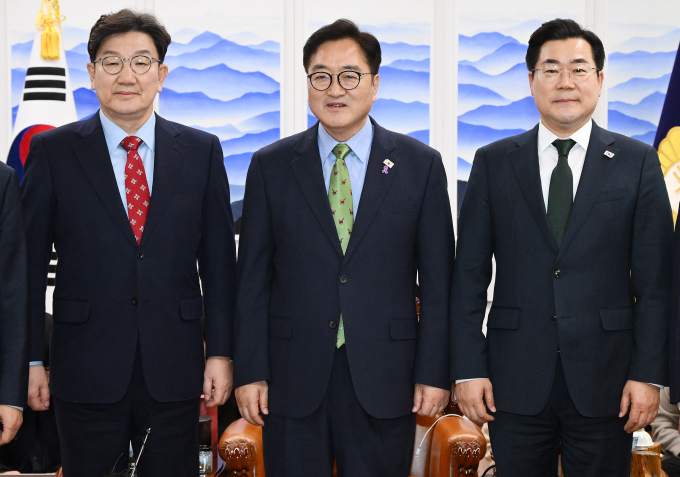 여·야가 정부를 빼고 추경과 연금개혁 등을 논의하기 위해 6일 협의회를 실시한다. 사진은 (왼쪽부터) 권성동 국민의힘 원내대표와 우원식 국회의장, 박찬대 더불어민주당 원내대표가 지난 4일 서울 여의도 국회에서 열린 국회의장 주재 여·야 원내대표 회동에 참석한 모습. /사진=뉴스1(공동취재) 