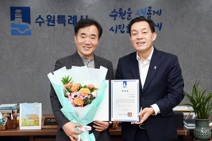이재준 수원시장(오른쪽)과 이재훈 수원시 아파트입주자대표협회장이 지난 5일 우리집 탄소모니터링 홍보대사 위촉장 수여 후 기념촬영을 하고 있다. /사진제공=수원특례시 