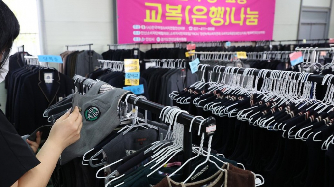  안산소비자단체협의회 주최로 2023년 7월 경기 안산시 산업지원본부에서 열린 중·고생 교복 나눔 행사. /사진=뉴스1