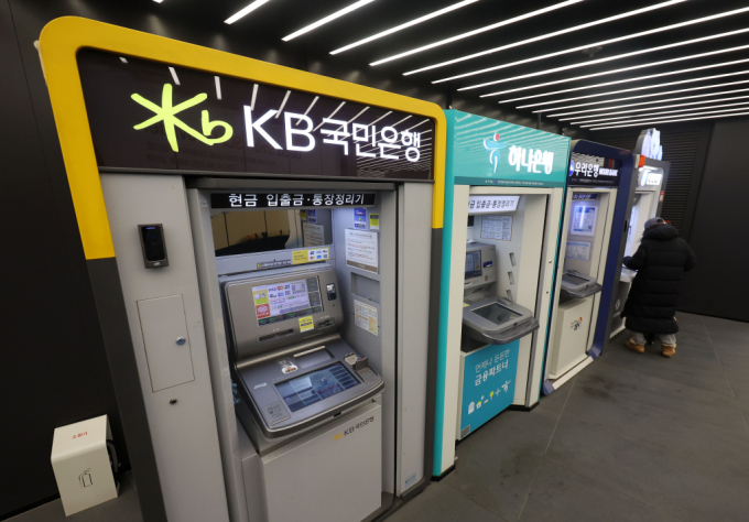  KB·신한·하나·우리금융지주 등 4대 금융지주 임직원의 평균 연봉은 1억6675만원으로 집계됐다. 사진은 12일 서울 시내 한 건물에 설치된 4대 은행 현금자동입출금기(ATM) 모습./사진=뉴시스
