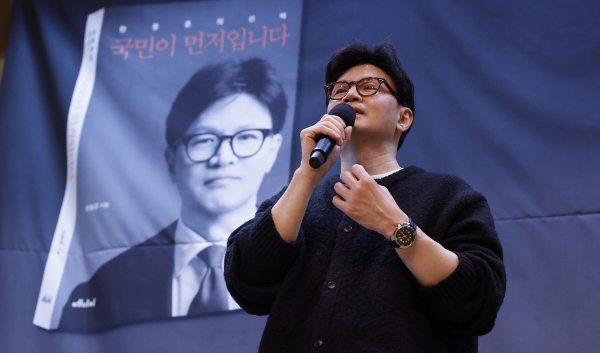 한동훈 전 국민의힘 대표와 친한계는 연일 이재명 더불어민주당 대표가 비명계를 솎아내려는 본심을 드러냈다고 지적했다. 사진은 한동훈 전 국민의힘 대표가 '국민이 먼저입니다' 발간 기념 북콘서트에서 발언하는 모습. /사진=뉴시스