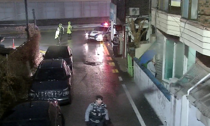 지난 2일 저녁 6시 35분경, 이천시 CCTV 통합관제센터는 중리동 구 공설운동장 앞 골목길에서 울린 방범용 CCTV 비상벨 소리에 경찰이 즉각 대응하고 있다. / 사진제공=이천시