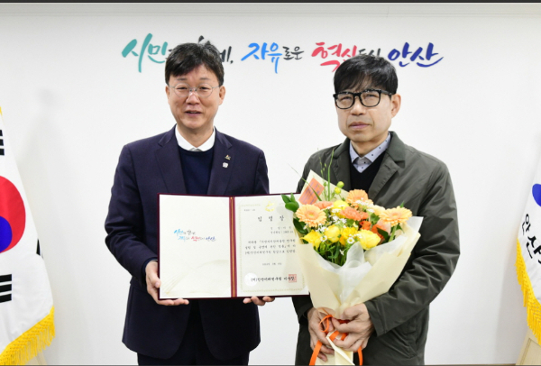 이진수 안산미래연구원 신임 원장(오른쪽)과 이민근 시장(왼쪽). /사진제공=안산시