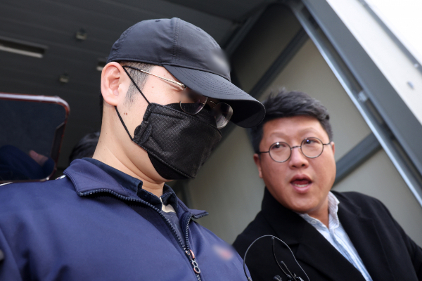함께 근무하던 여성 군무원을 살해한 후 시신을 훼손해 북한강에 유기한 육군 장교 양광준이 무기징역을 구형받았다. 사진은 양광준이 강원경찰청으로 이송되는 모습. /사진=뉴스1