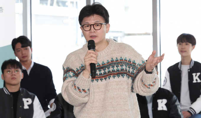 한동훈 전 국민의힘 대표가 12·3 비상계엄 당시를 회고했다. 사진은 한 전 대표가 6일 서울 서대문구 신촌 한 모임공간에서 열린 '2025 대학생시국포럼-제1차 백문백답 토론회'에서 발언하는 모습. /사진=뉴시스