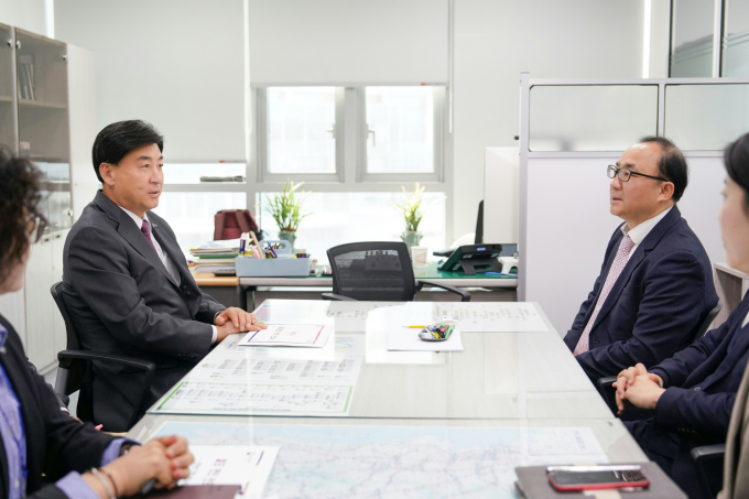 방세환 광주시장(왼쪽)은 6일 국토교통부를 방문해 주요 철도 현안을 건의하고 국토교통부의 적극적인 지원과 협조를 요청하고 있다. / 사진제공=광주시