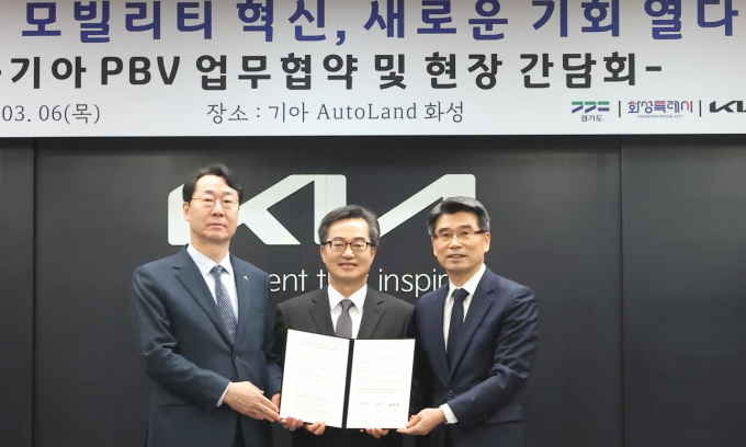 경기도가 6일 화성시, 기아와 모빌리티 생태계 조성 업무협약을 체결하고 있다(왼쪽부터 정명근 화성특례시장, 김동연 경기도지사, 송호성 기아 대표이사). 사진제공=경기도