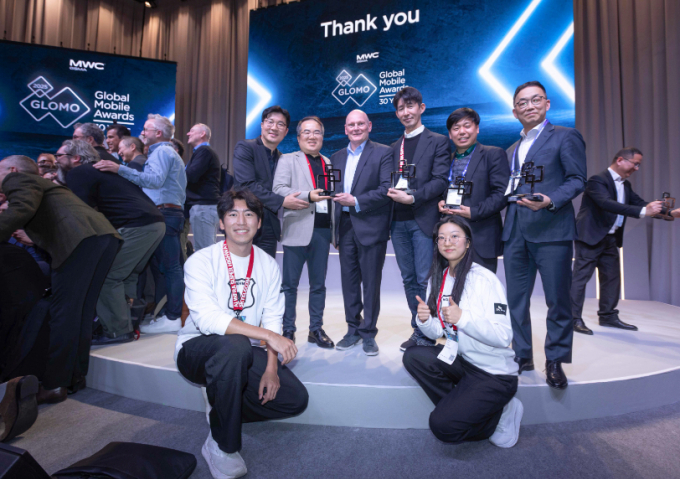 GLOMO2025에서 SKT 수상자들과 야타브엔터 수상자가 존 호프만(John Hoffman) GSMA CEO와 함께 기념 사진을 촬영하는 모습. 사진은 김동욱 SKT 6G개발팀 팀장(뒷줄 왼쪽부터), 양승현 SK AI R&D센터장, 존 호프만 GSMA CEO, 이종민 SKT 미래 R&D Lab장, 이성찬 야타브엔터 대표, 엄종환 SKT ESG추진실장. /사진=SK텔레콤