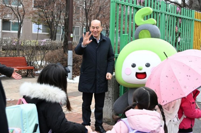 박형덕 동두천시장이 지난 5일 관내 이담초등학교를 방문해 2025년 새 학기를 맞아 등교하는 학생과 학부모들에게 인사하며 희망찬 출발을 응원하고 있다. /사진제공=동두천시 