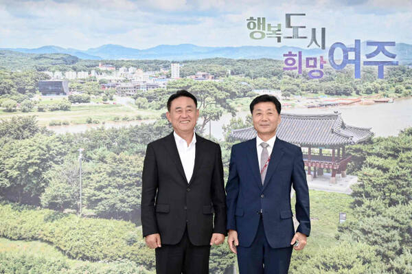 이충우 시장(왼쪽)과 김상성 여주교육장이 2025년 여주 미래교육협력지구 부속합의를 체결하고 기념촬영을 하고 있다. / 사진제공=여주시