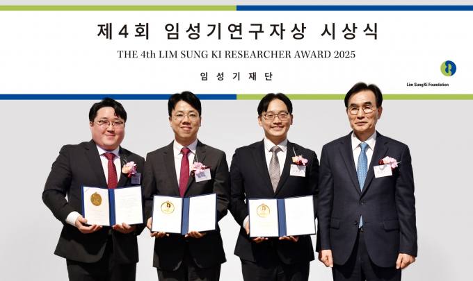 임성기재단 시상식이 지난 4일 서울 삼청동 뮤지엄한미에서 진행됐다. 사진은 시상식에 참석한 김창수 임성기재단 이사장, 최형진 교수, 임세진 교수, 이원화 교수(오른쪽부터). /사진=임성기재단