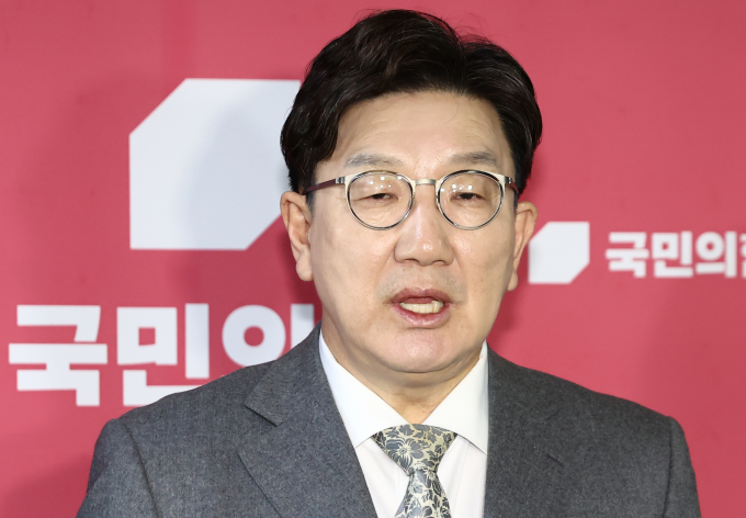 국민의힘이 정부에 2026학년도 의과대학 모집 인원을 3058명으로 조정해달라고 요청했다. 사진은 권성동 국민의힘 원내대표가 6일 서울 여의도 국회에서 의료인력 수급 관련 브리핑을 하는 모습. /사진=뉴스1